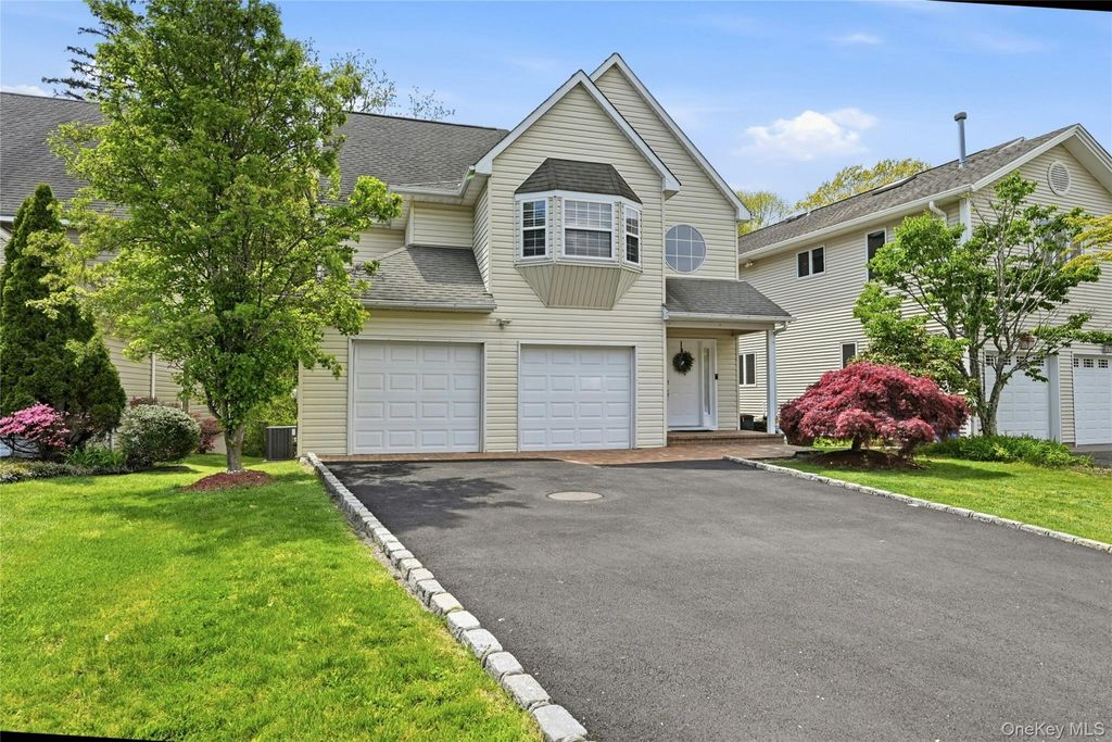 Photo of 9 Oxford Court, Wheatley Heights, NY 11798 (MLS # 998630)