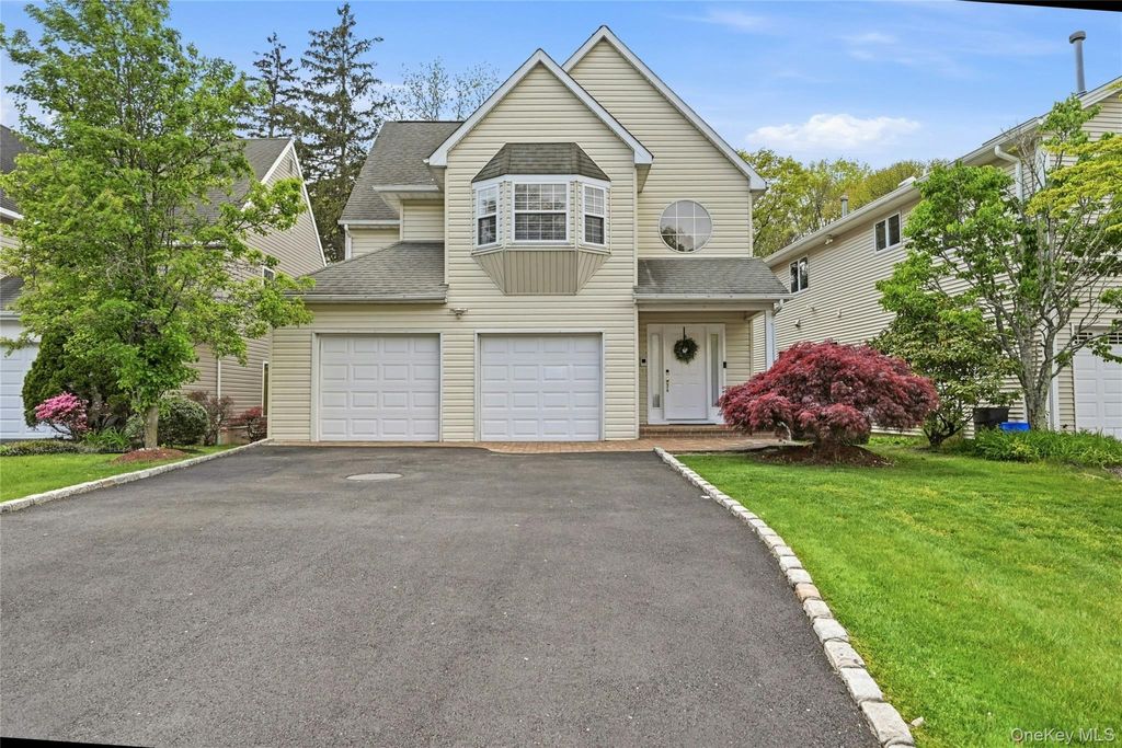 Photo of 9 Oxford Court, Wheatley Heights, NY 11798 (MLS # 998630)