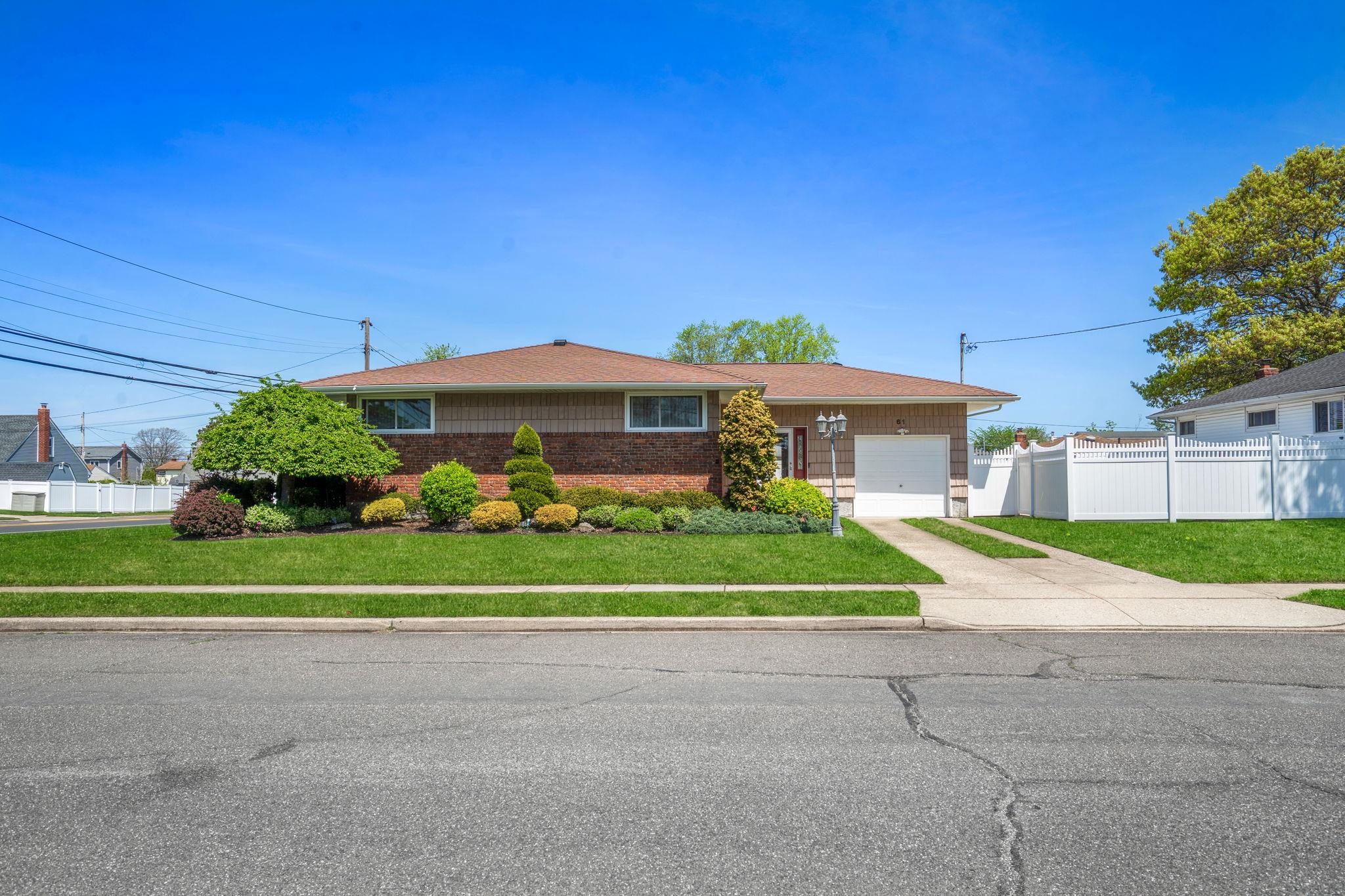 61 Spielman Avenue, Farmingdale, New York image 1
