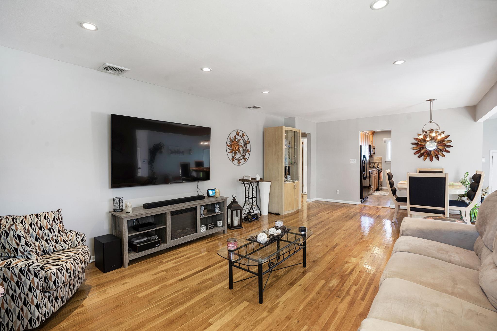 61 Spielman Avenue, Farmingdale, New York image 13