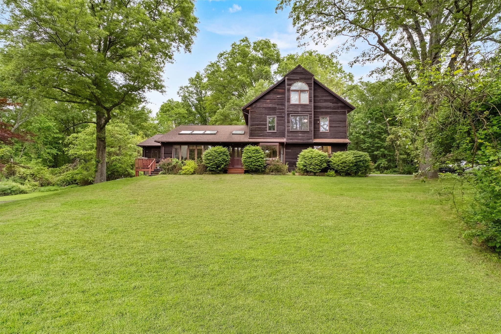Elliotts Lane, New Paltz, New York - 5 Bedrooms  
4 Bathrooms  
11 Rooms - 