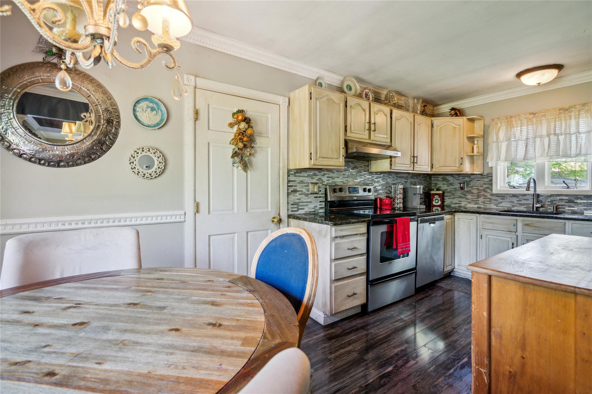 24 Pine Street, Lake Grove, New York image 11