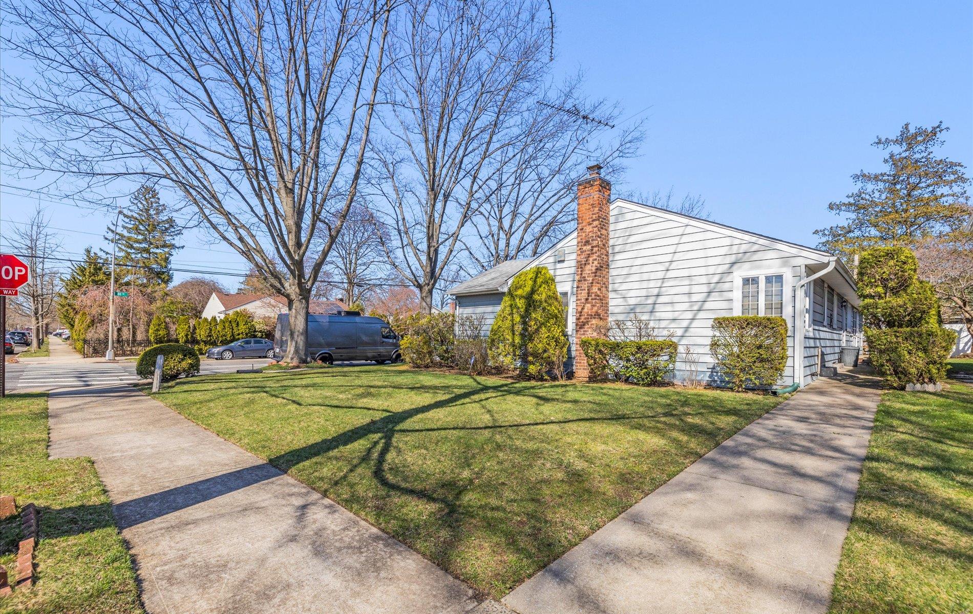 265-06 80th Ave Ave, Glen Oaks, New York image 25