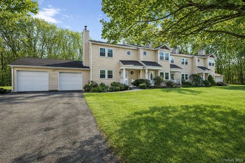 Condo For Sale - 8 Huntington Commons #8<br/> Yaphank, NY 11980
