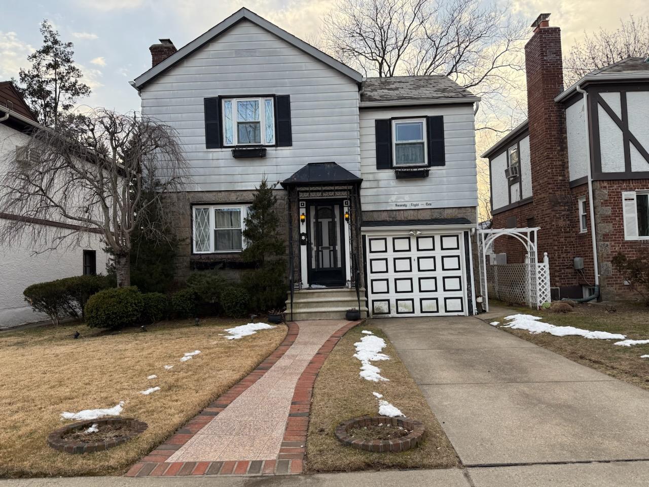 222 St, Oakland Gardens, Queens, NY - 3 Bedrooms  
2 Bathrooms  
7 Rooms - 