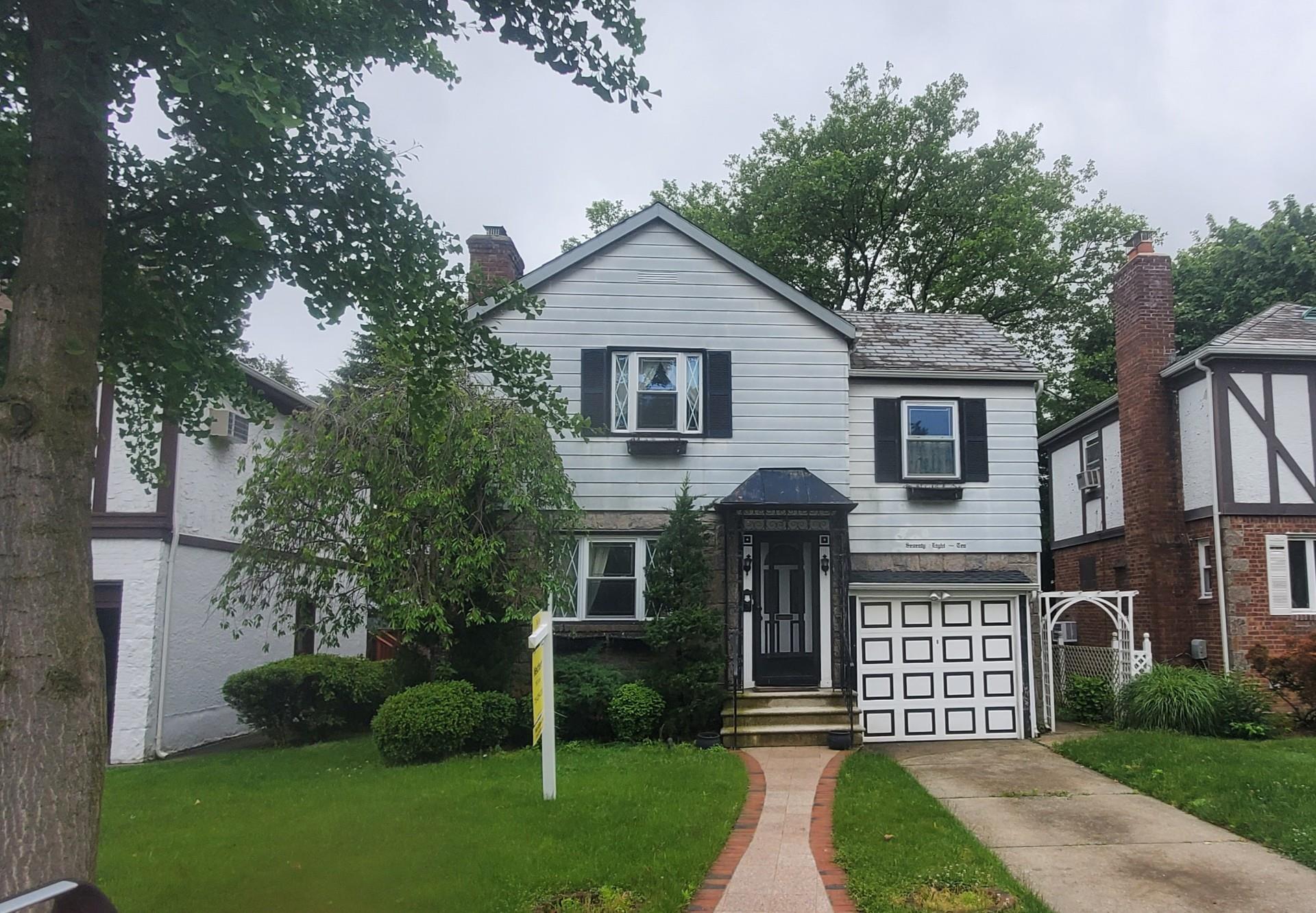 222 Street, Oakland Gardens, Queens, NY - 3 Bedrooms  
2 Bathrooms  
7 Rooms - 