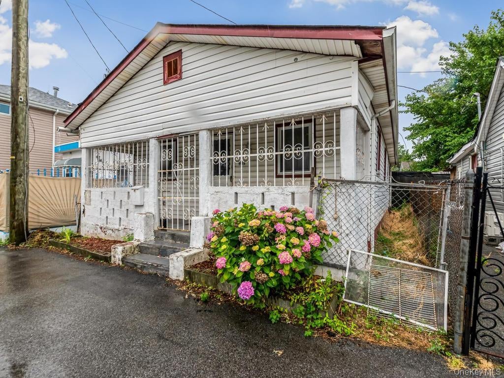 Photo of 901 Harding Park, Bronx, NY 10473 (MLS # 1018381)