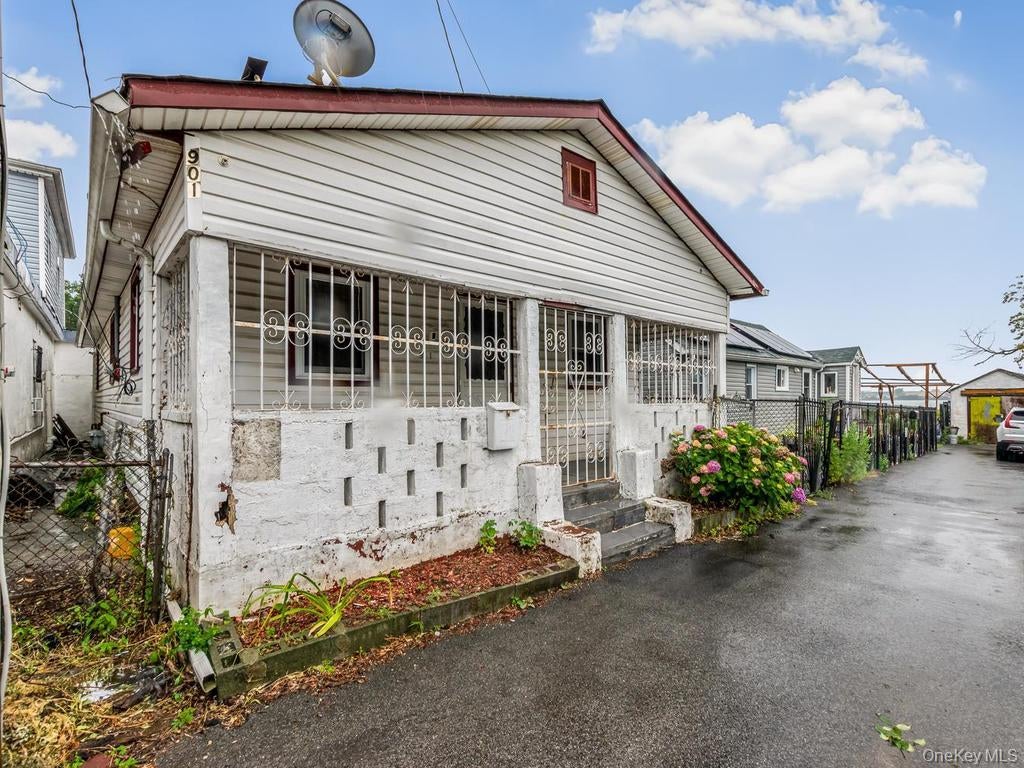 Photo of 901 Harding Park, Bronx, NY 10473 (MLS # 1018381)