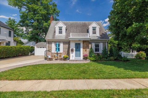 Photo of 33 Purdy Court S, Rockville Centre, NY 11570 (MLS # 904971)