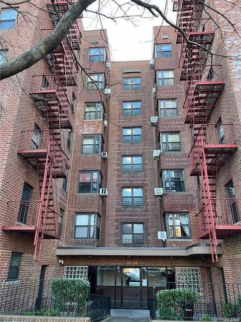 Photo of 32-40 89th Street St #611, East Elmhurst, NY 11369 (MLS # 938827)