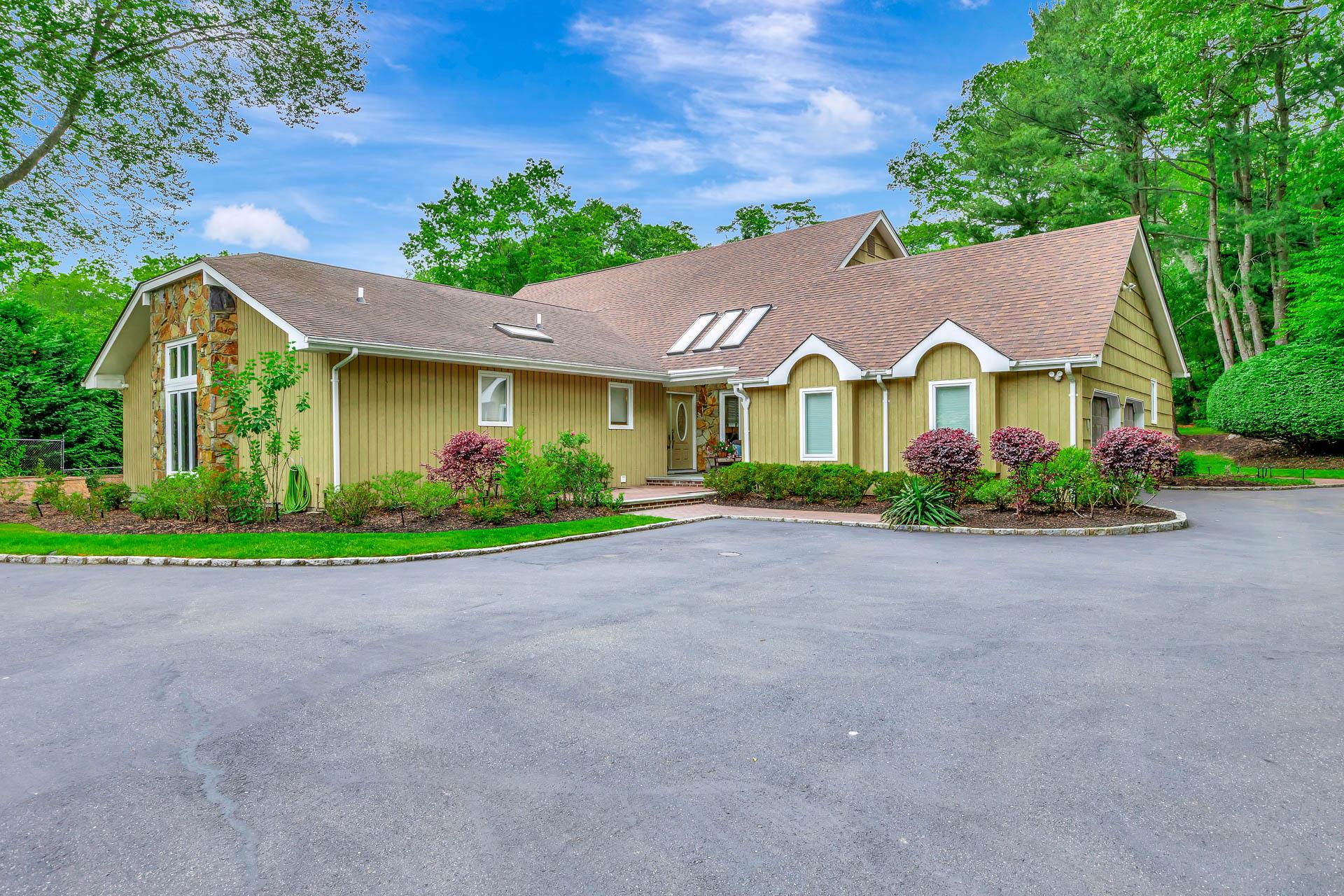 Wandering Way, Smithtown, Hamptons, NY - 5 Bedrooms  
5 Bathrooms - 