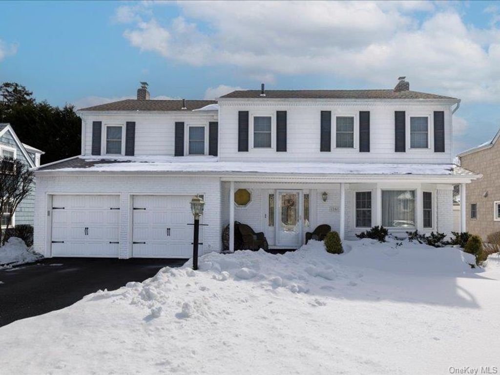 Photo of 16 Wright Road, Rockville Centre, NY 11570 (MLS # 965181)