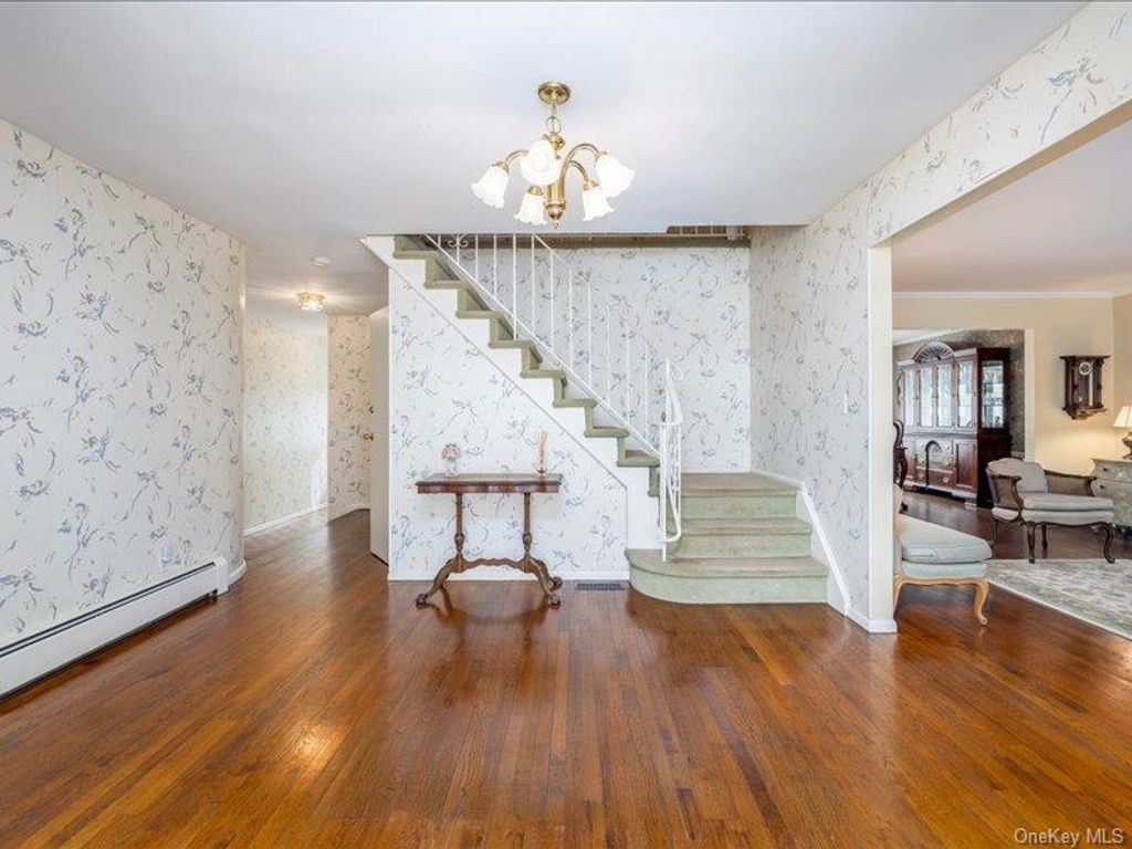 Photo of 16 Wright Road, Rockville Centre, NY 11570 (MLS # 965181)