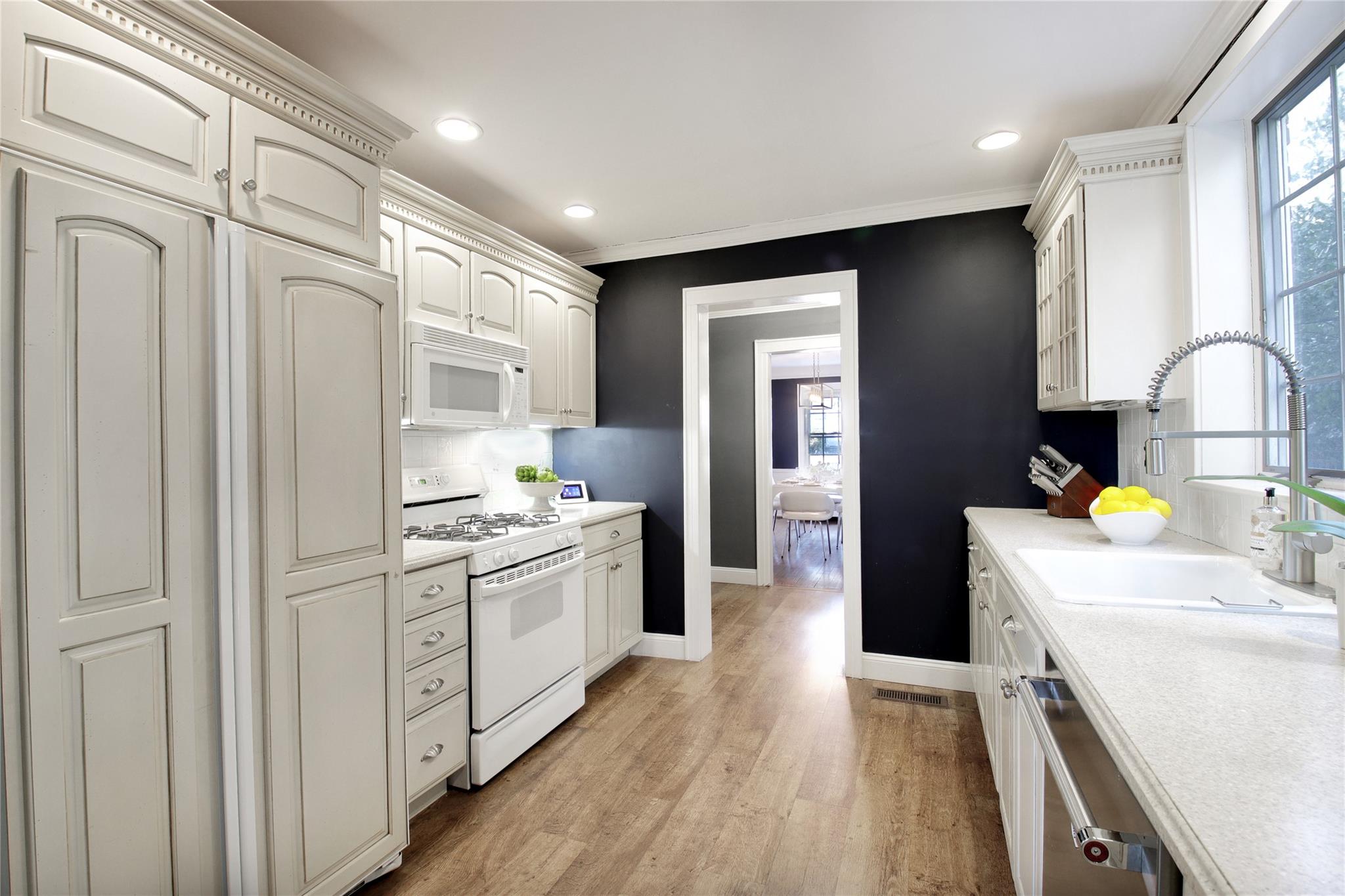 208 Nassau Avenue, Manhasset, New York image 16
