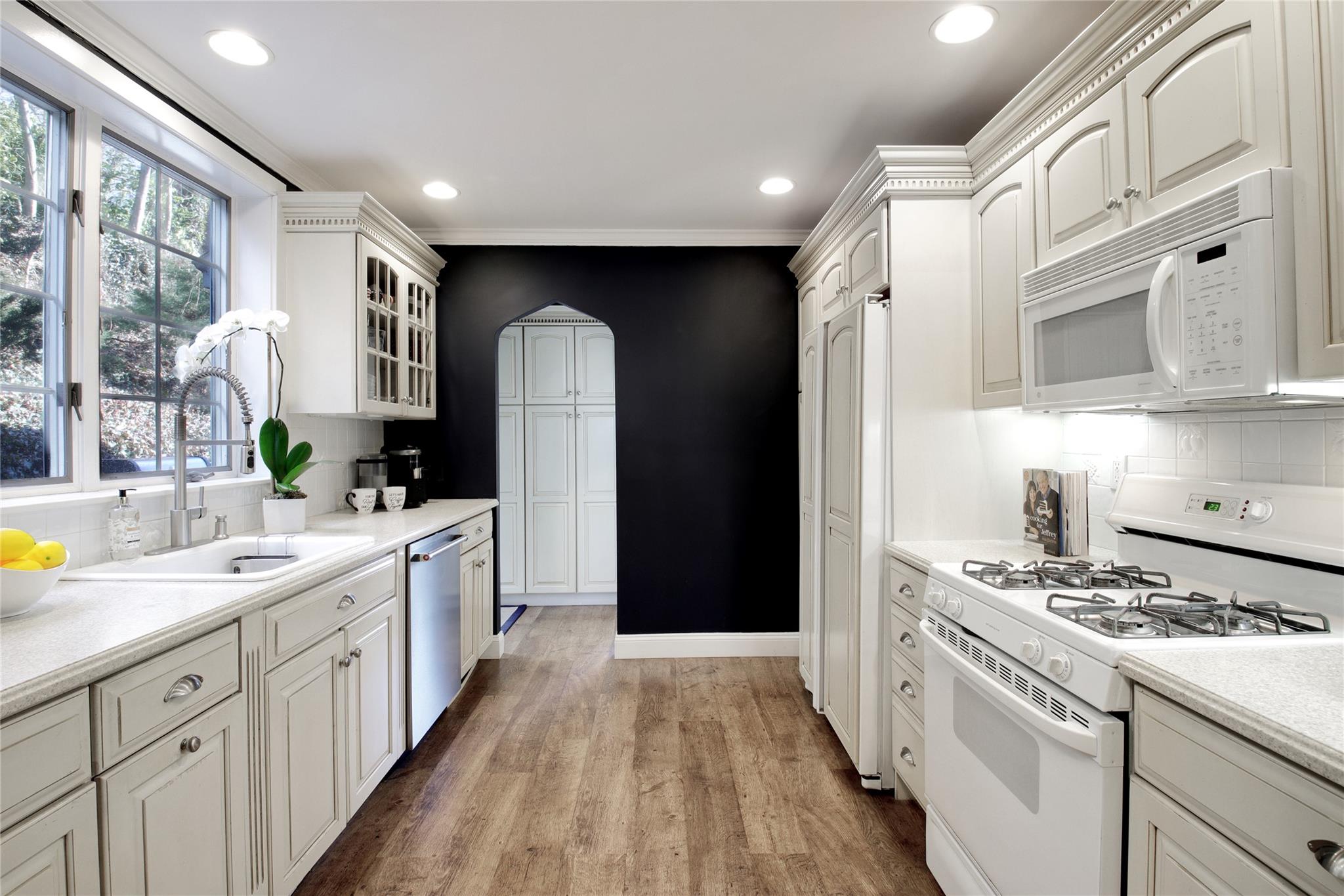 208 Nassau Avenue, Manhasset, New York image 14