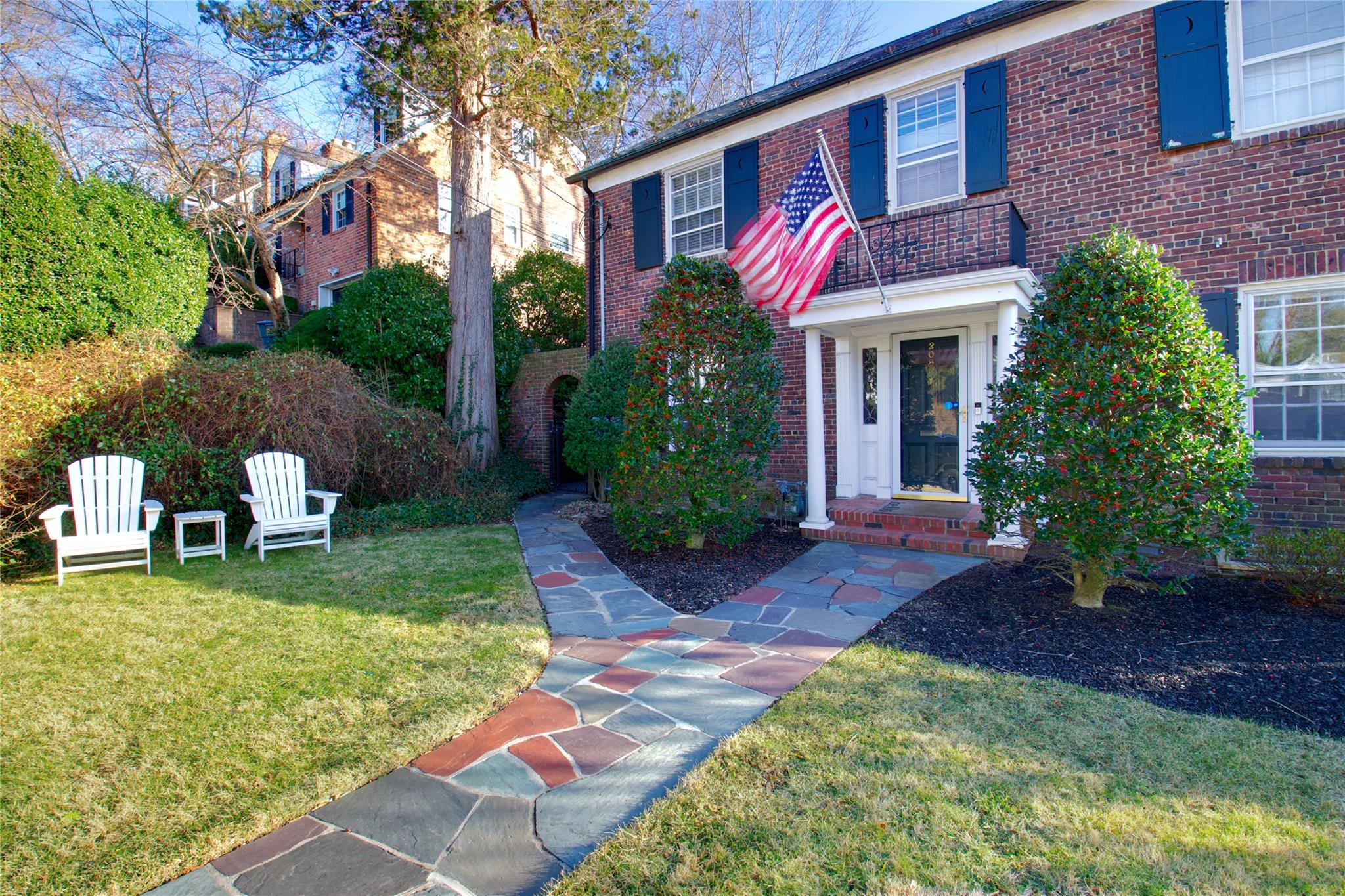 208 Nassau Avenue, Manhasset, New York image 2