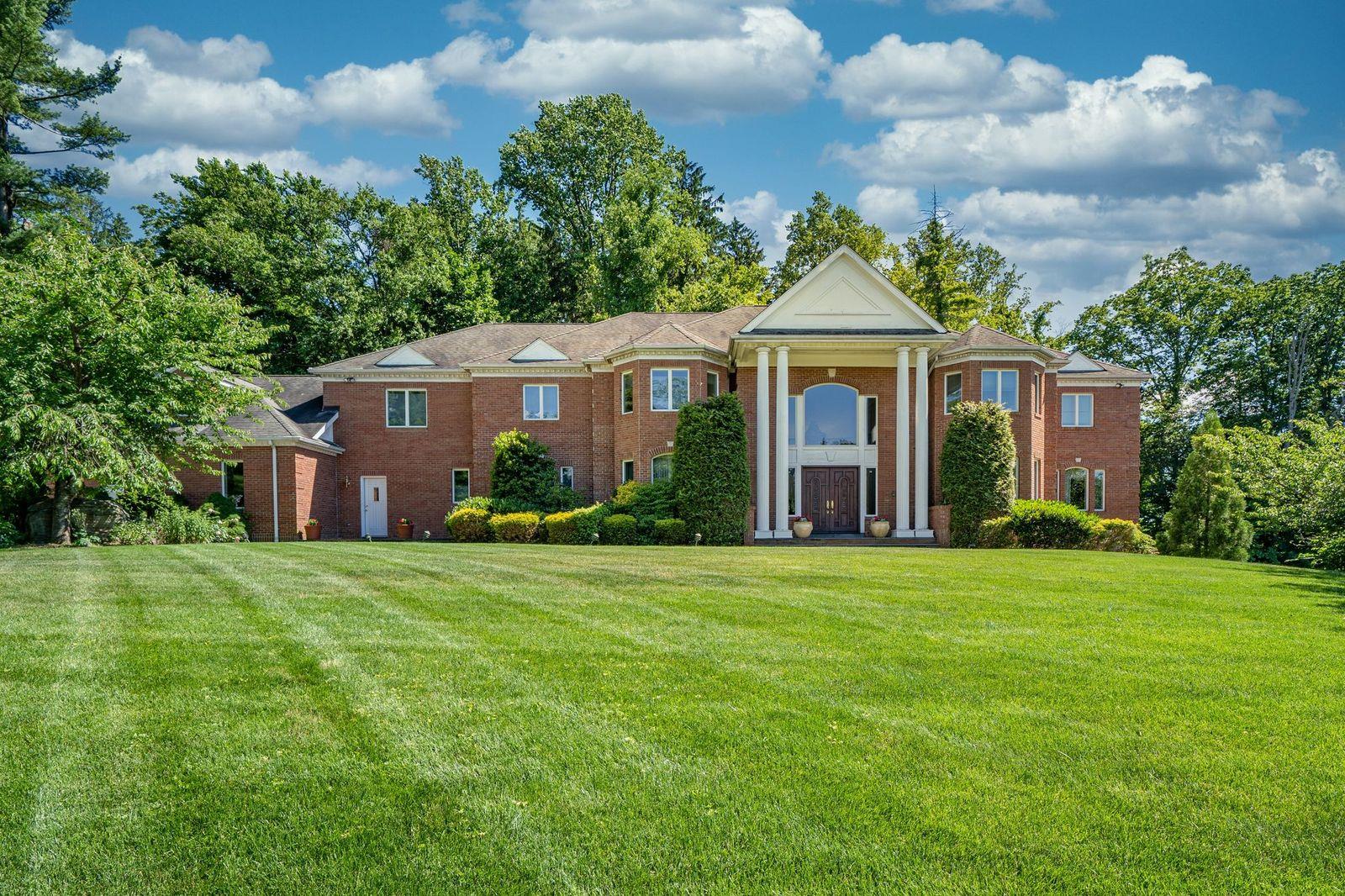 Vandalay Court, Scarsdale, New York - 5 Bedrooms  
6 Bathrooms  
15 Rooms - 