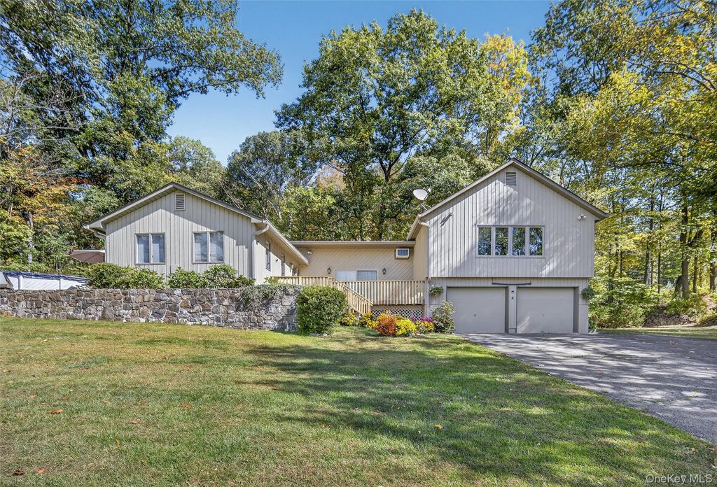 Photo of 8 Peach Road, Mahopac, NY 10541 (MLS # 952335)