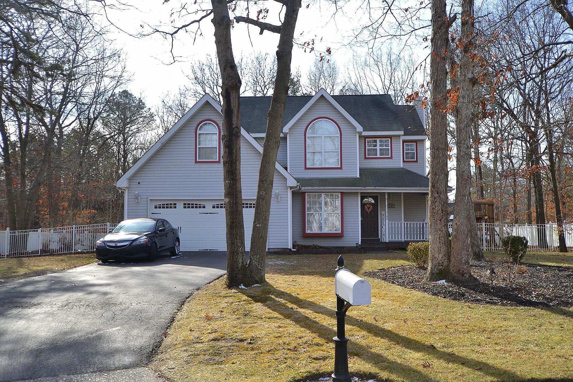 58 Elizabeth Way, Ridge, New York image 1