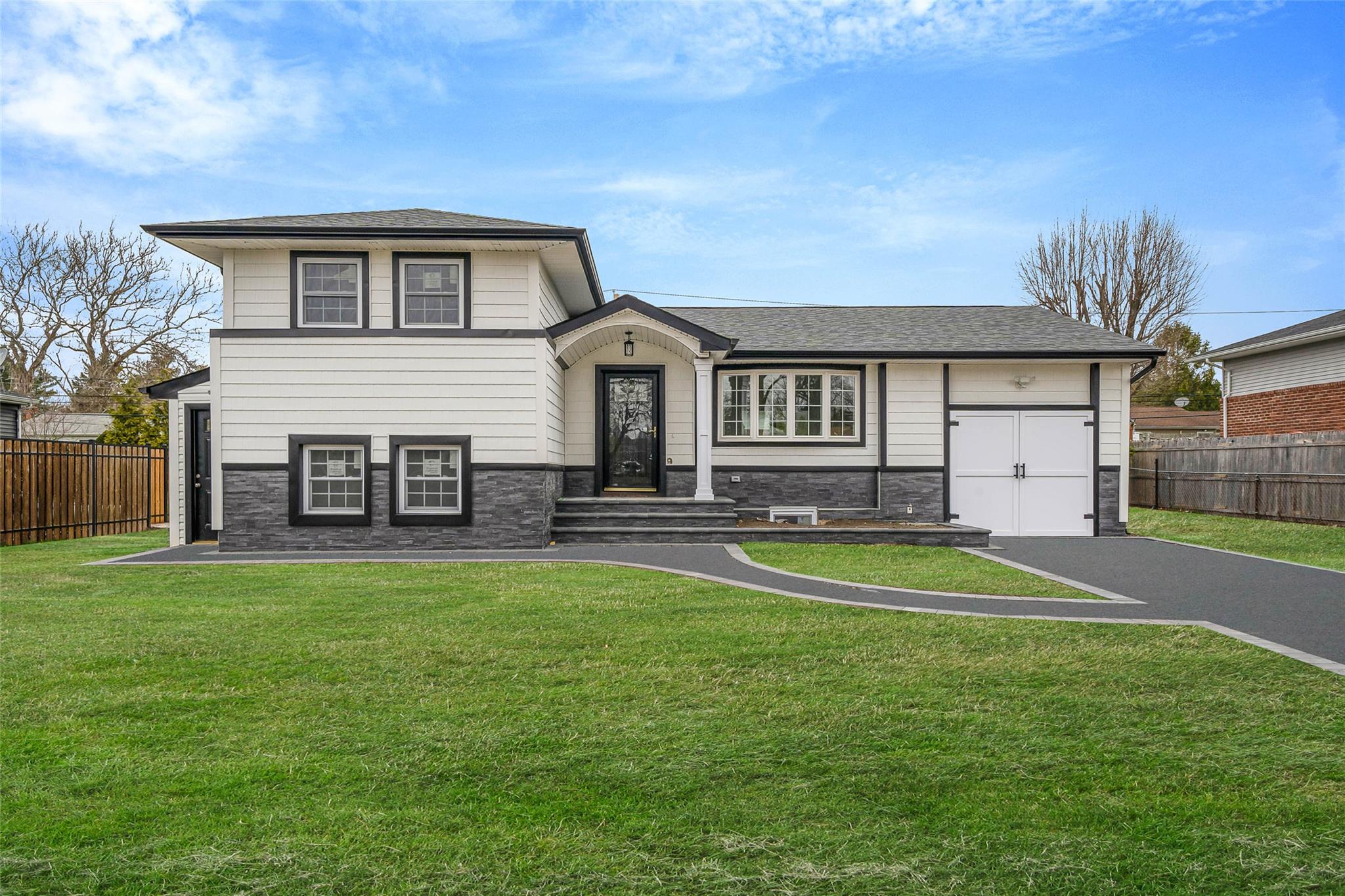 Delaware Avenue, Commack, Hamptons, NY - 4 Bedrooms  
2 Bathrooms - 