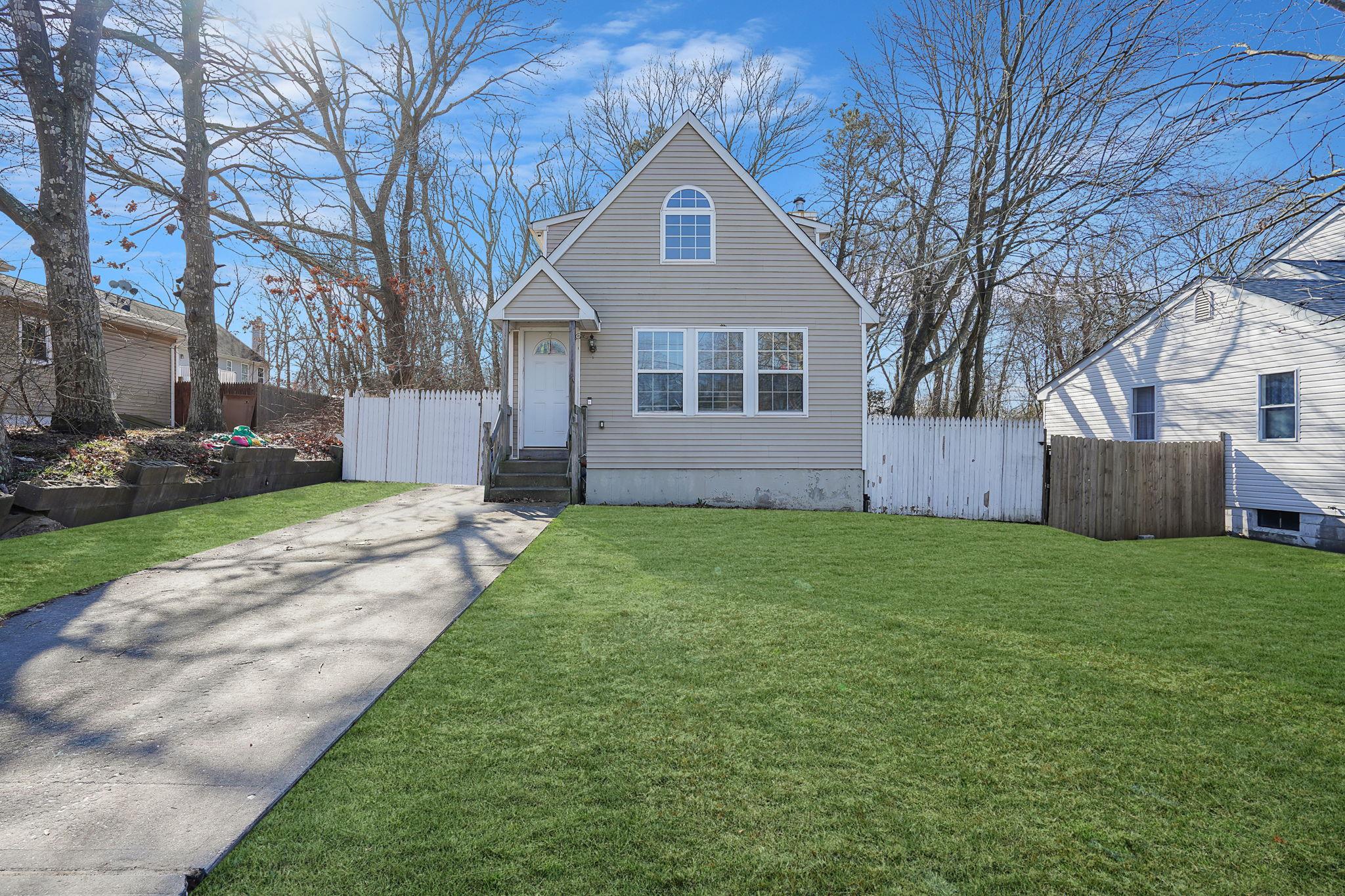 14 Hawthorne Street, Mastic, New York image 1