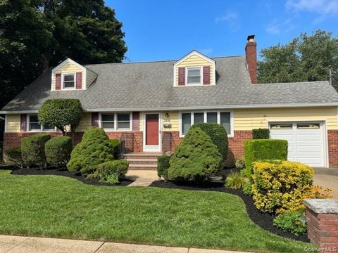 Homes For Sale - 2316 Westlake Court<br/> Oceanside, NY 11572