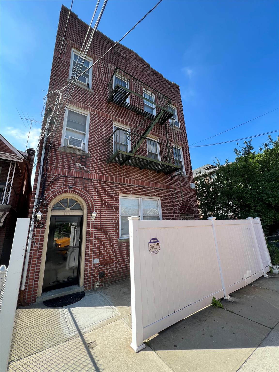 Rental Property at Neill Avenue 2F, Bronx, New York - Bedrooms: 2 
Bathrooms: 1 
Rooms: 5  - $2,400 MO.