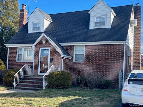 Photo of 21 Oceanview Avenue, Valley Stream, NY 11581 (MLS # 943605)