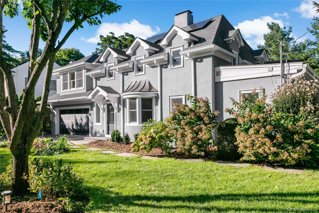Photo of 1 Stoneleigh Close, Scarsdale, NY 10583 (MLS # 1050731)
