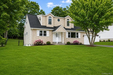 Homes For Sale - 46 Falcon Drive<br/> Hauppauge, NY 11788