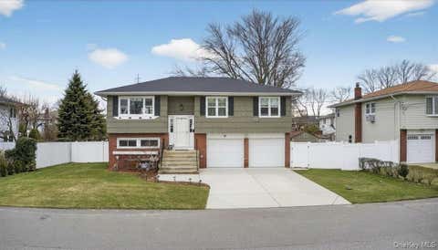 Homes For Sale - 41 N Kings Avenue<br/> Lindenhurst, NY 11757
