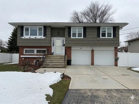 Photo of 41 N Kings Avenue, Lindenhurst, NY 11757 (MLS # 968372)