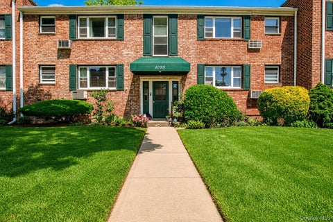 Homes For Sale - 1075 Fenwood Drive #3<br/> Nassau County, Valley Stream, NY 11580