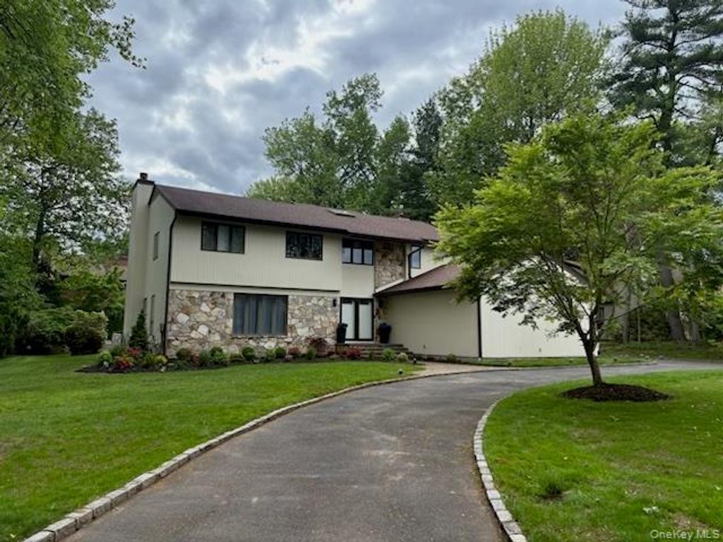 Photo of 8 Bolton Drive, Manhasset, NY 11030 (MLS # 999718)