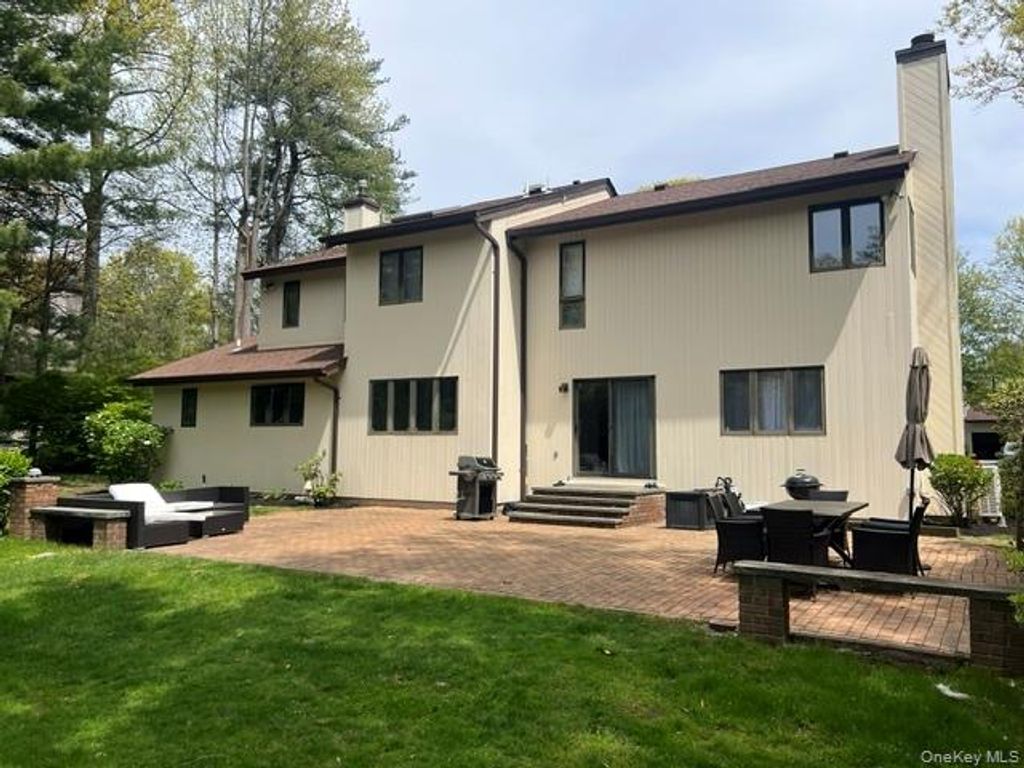 Photo of 8 Bolton Drive, Manhasset, NY 11030 (MLS # 999718)