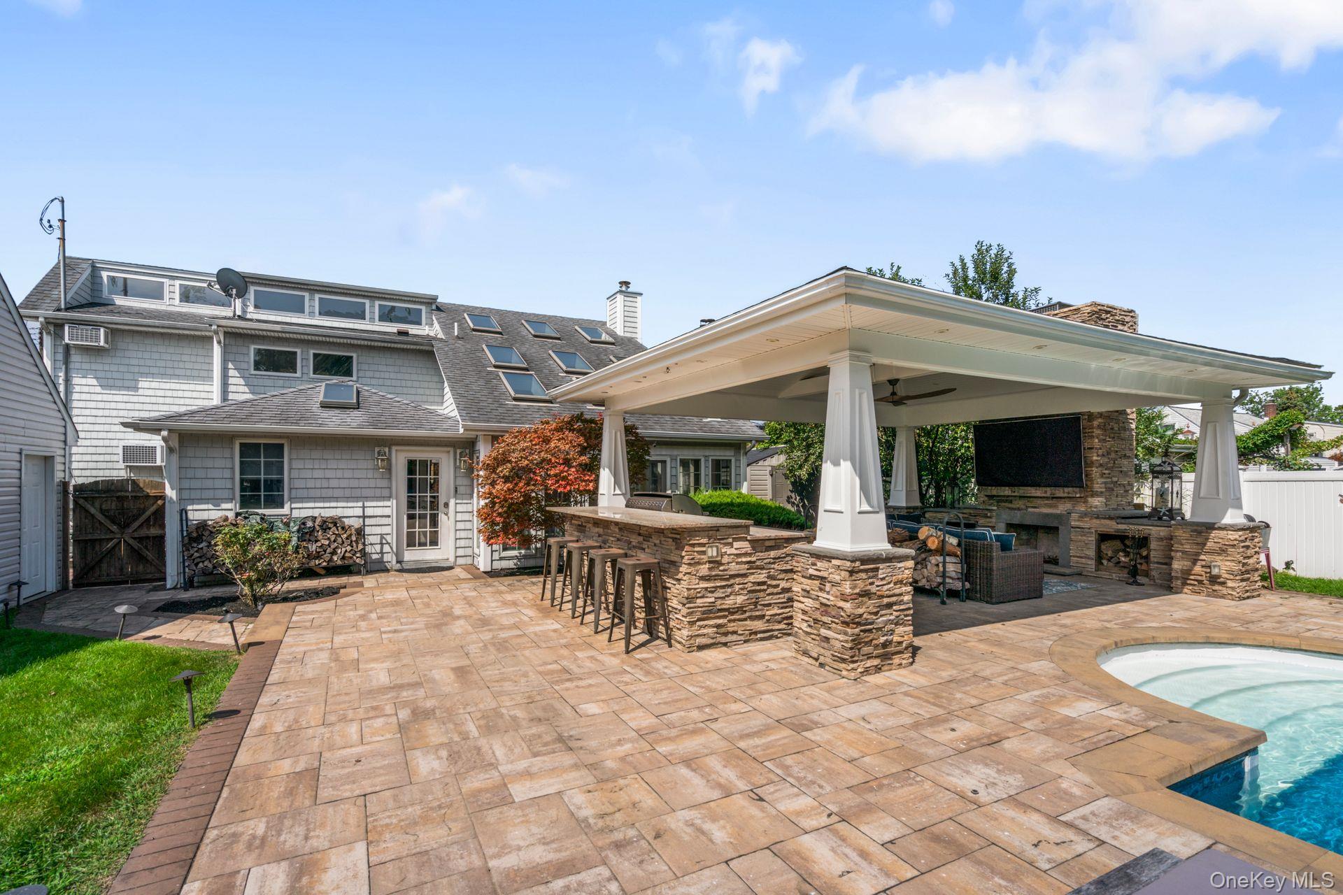 Islip Terrace, New York 11752, United States, 4 Bedrooms Bedrooms, ,3 BathroomsBathrooms,Residential,Active,201992