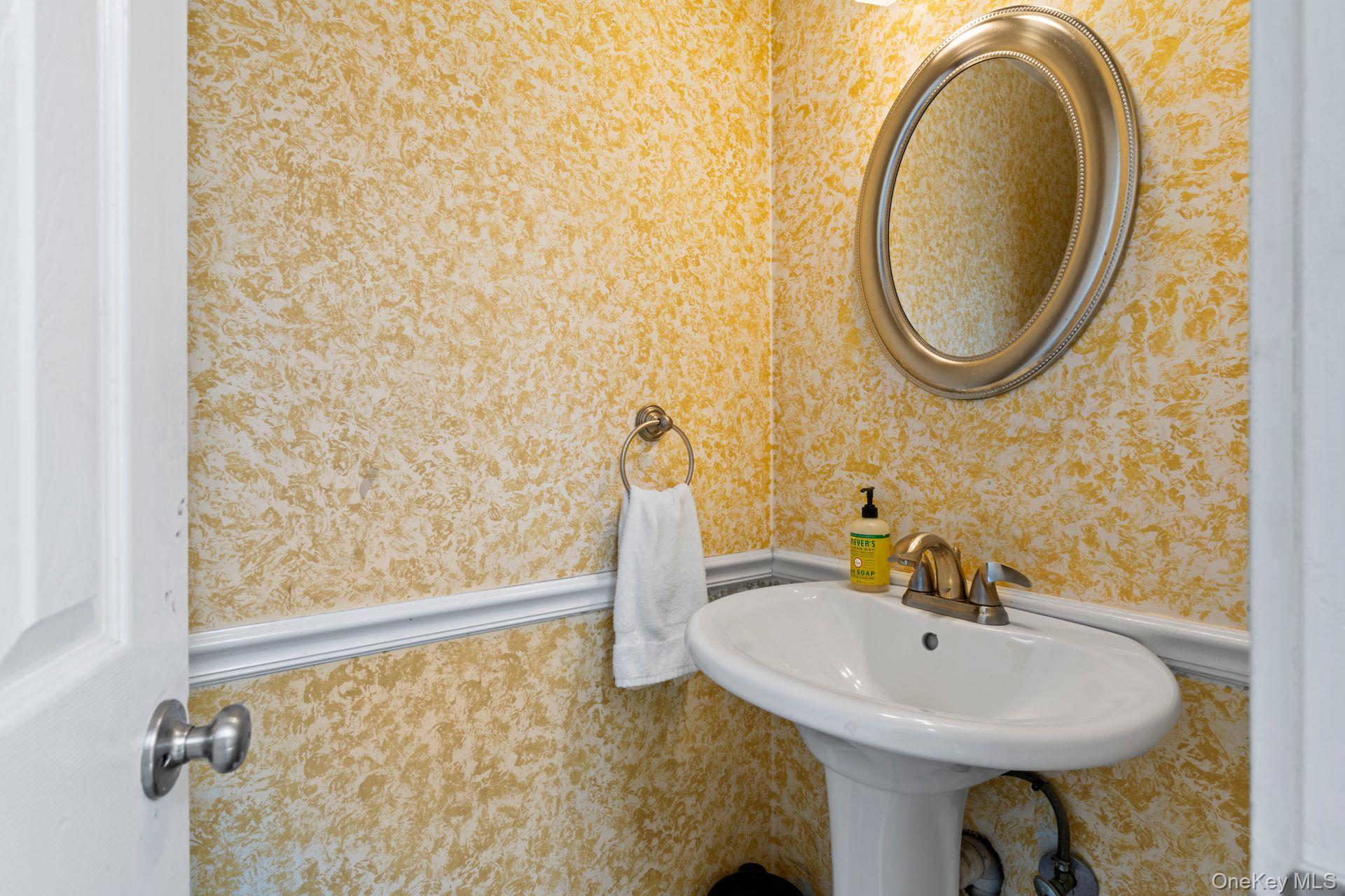 Islip Terrace, New York 11752, United States, 4 Bedrooms Bedrooms, ,3 BathroomsBathrooms,Residential,Active,201992