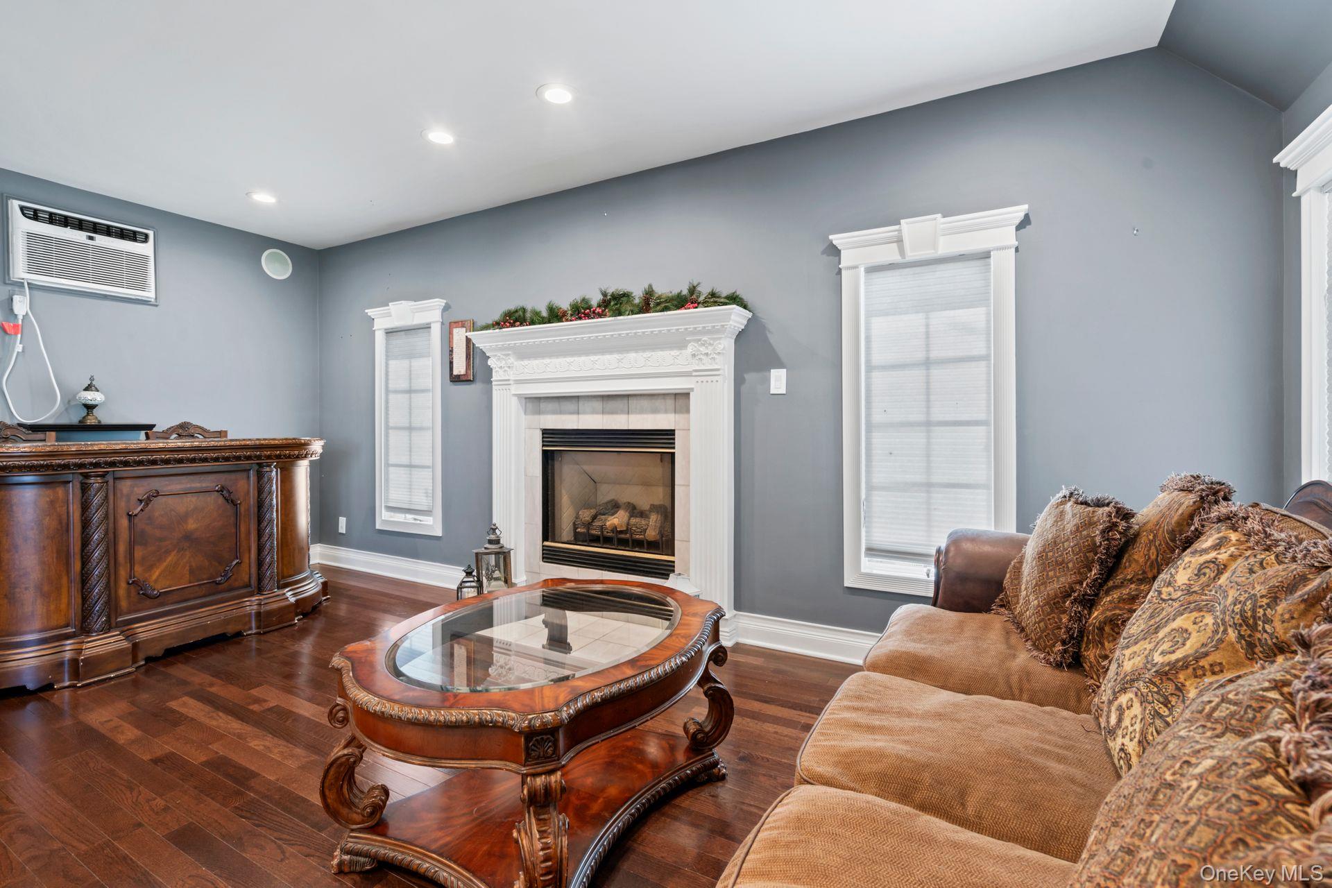 Islip Terrace, New York 11752, United States, 4 Bedrooms Bedrooms, ,3 BathroomsBathrooms,Residential,Active,201992