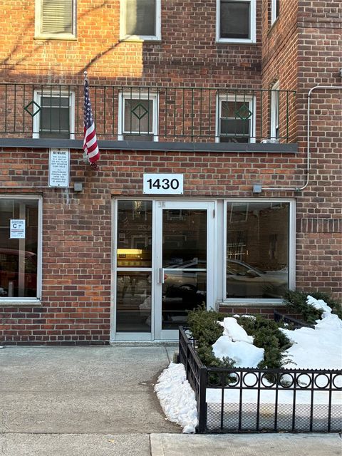 Photo of 1430 Thieriot Avenue #5L, Bronx, NY 10460 (MLS # 958640)