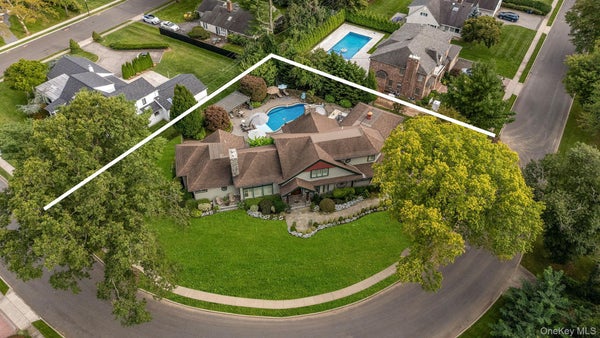 67 SHEPHERD LN, ROSLYN HEIGHTS, NY 11577 - Image 1ebe86d5fdbab3dfe4c5e3d9f2e1bc5c/4094991343