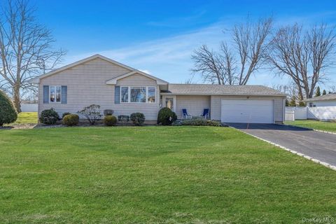 Homes For Sale - 8 Leeward Lane<br/> Commack, NY 11725