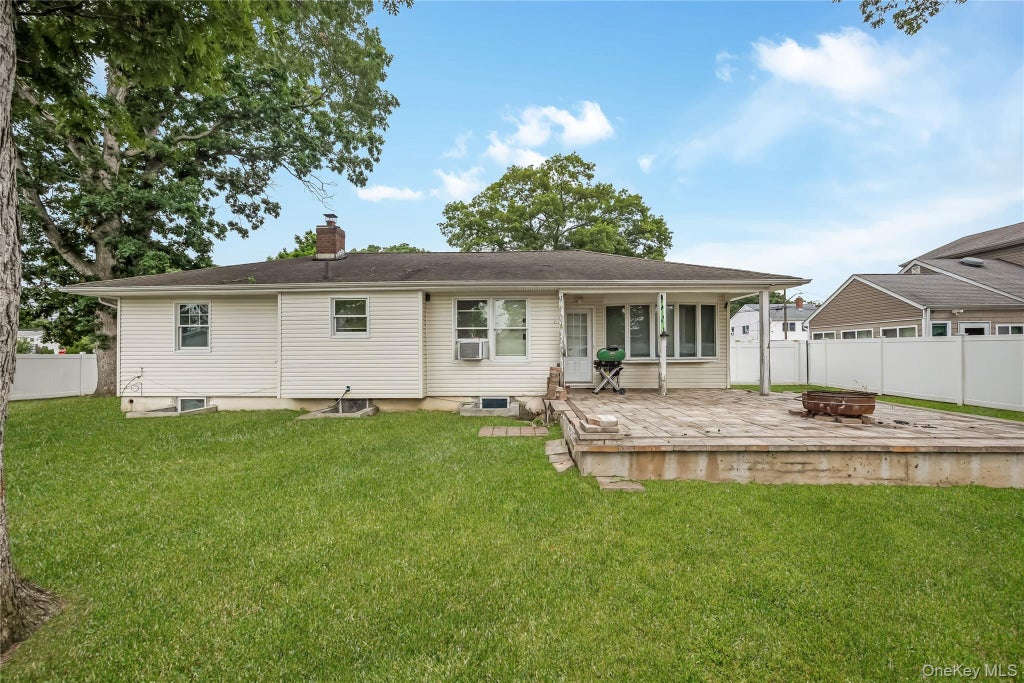 Photo of 516 Shade Street, North Babylon, NY 11703 (MLS # 1025530)