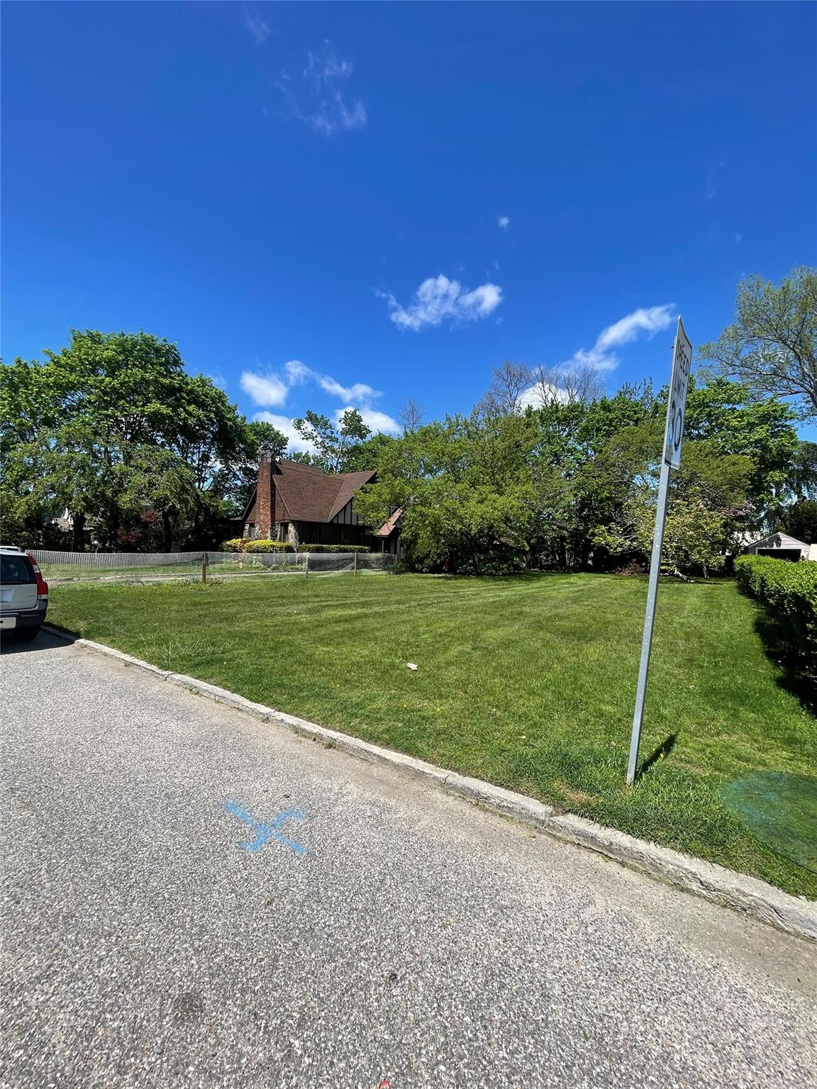 Sunset Road, Bay Shore, New York image 3