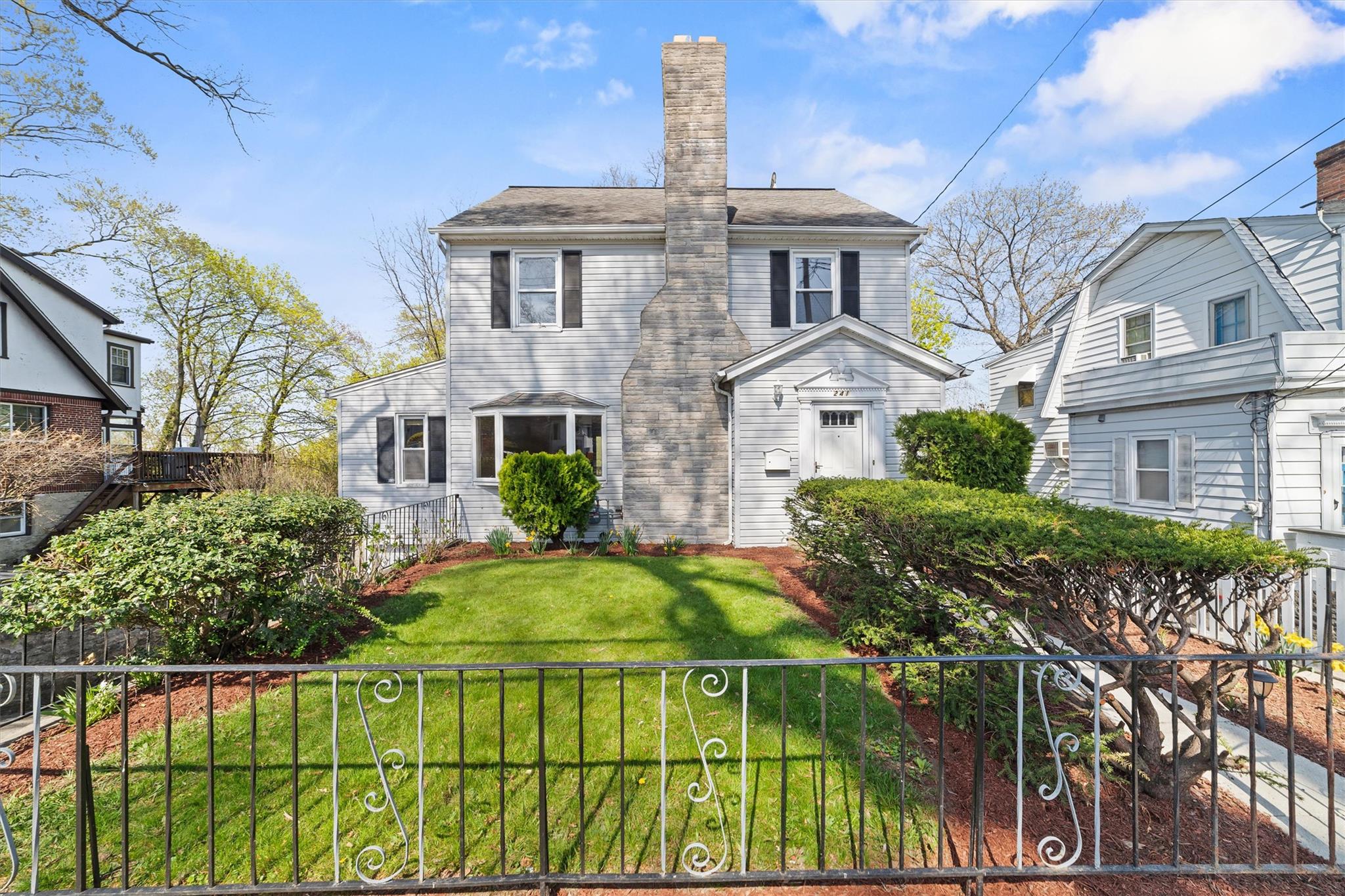 Lee Avenue, Yonkers, New York - 3 Bedrooms  
1 Bathrooms  
7 Rooms - 