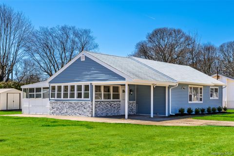 Photo of 32 Flintlock Drive, Shirley, NY 11967 (MLS # 985389)