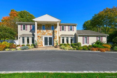 Photo of 10 Burnham Lane, Dix Hills, NY 11746 (MLS # 927112)
