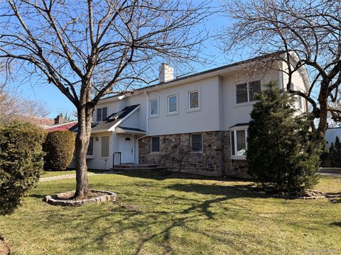 Homes For Sale - 3 Ascot Ridge Rdg<br/> Great Neck, NY 11021