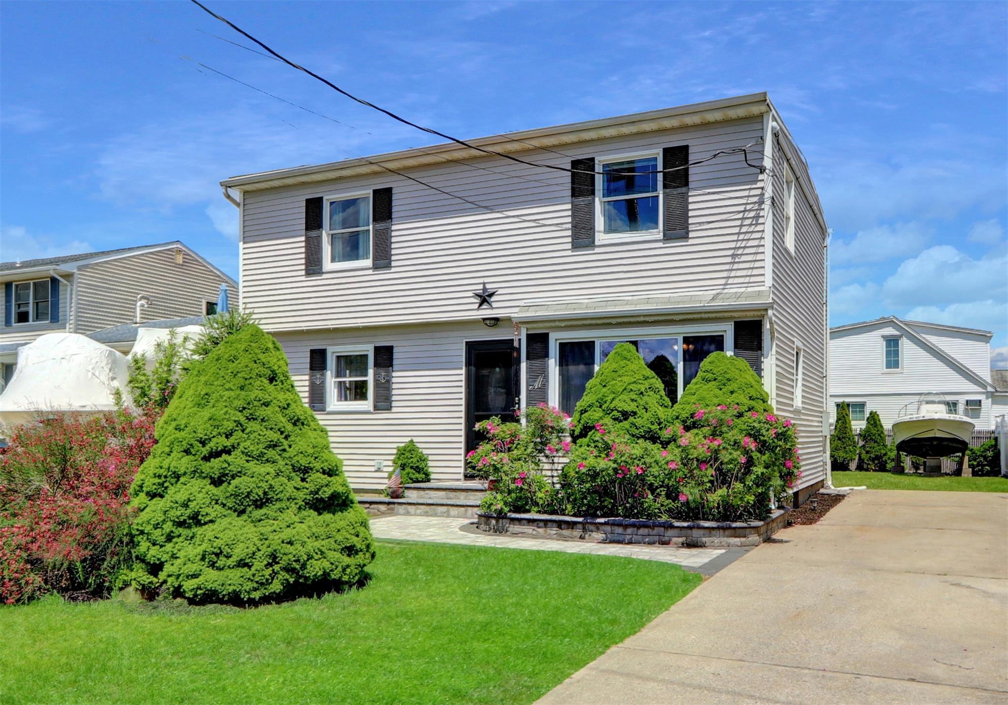 674 Shore Road, Lindenhurst, New York image 1