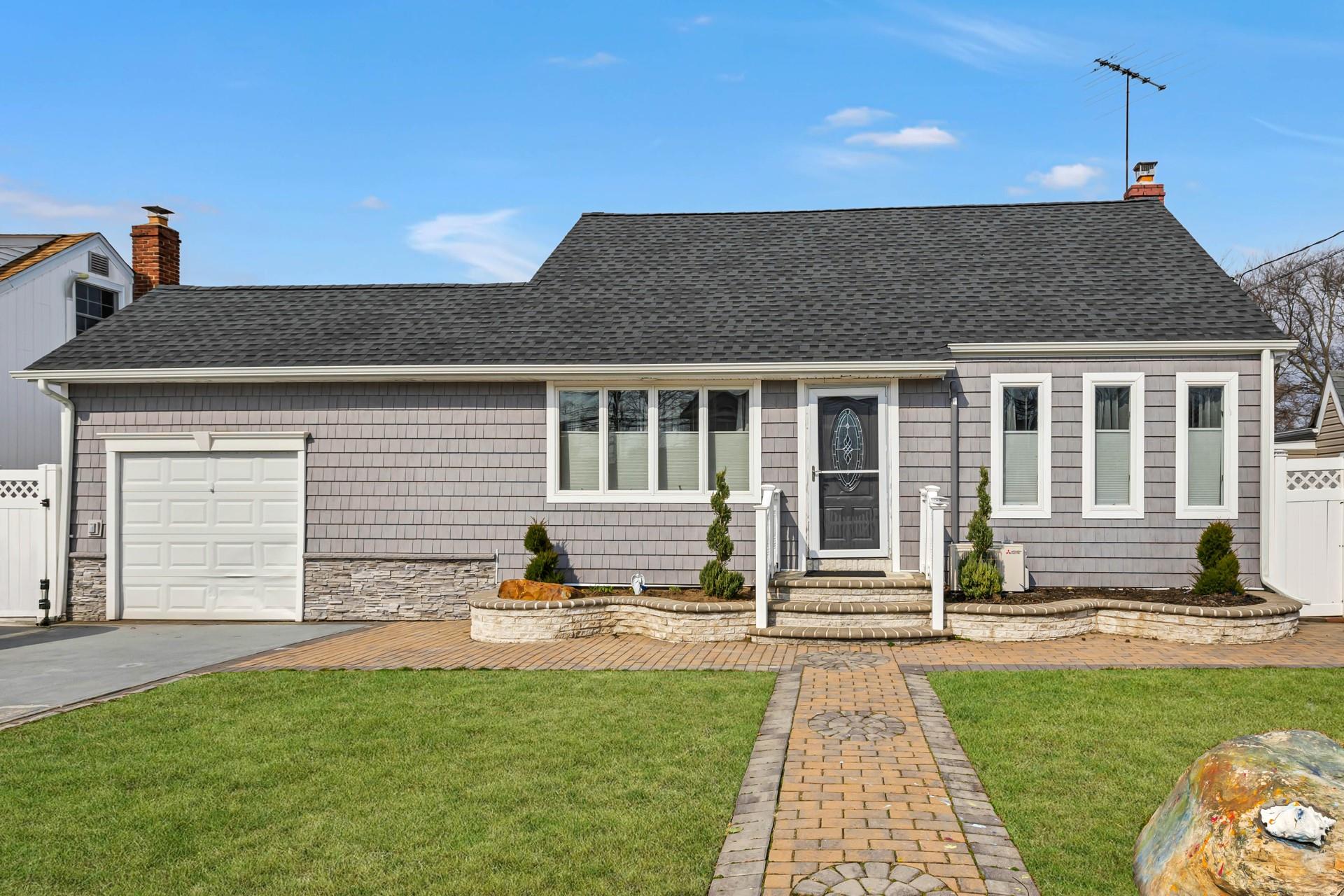 238 35th Street, Lindenhurst, New York image 1