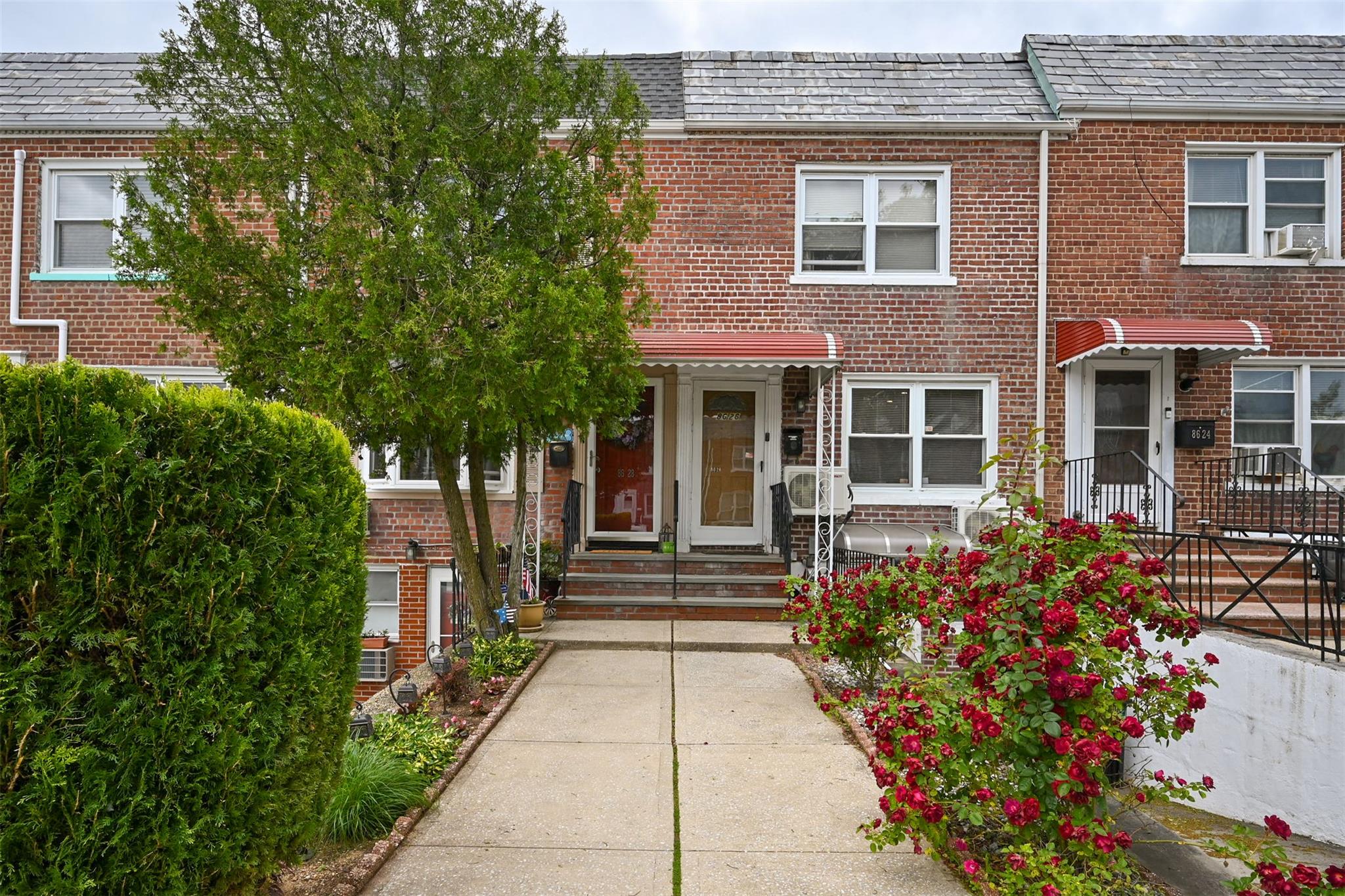 256 Street, Floral Park, Queens, NY - 2 Bedrooms  
2 Bathrooms  
7 Rooms - 